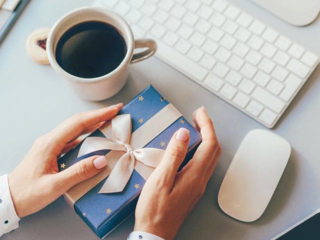Best Corporate Gift Ideas for Employees, Co-Workers & Bosses